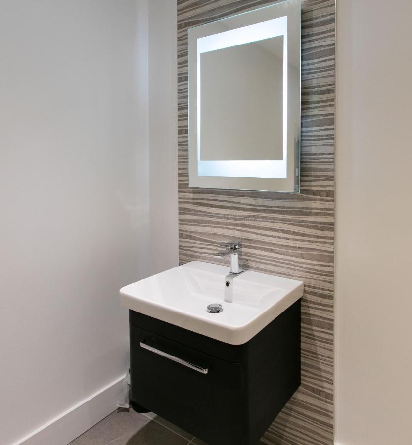 Custom House Apartments Нюри Екстериор снимка